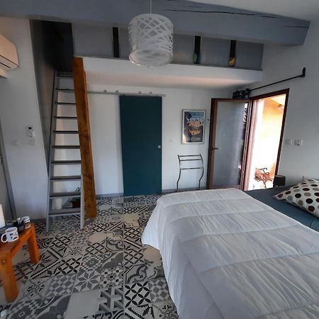 Le Lodge Des Chenes Brousses-et-Villaret Bagian luar foto