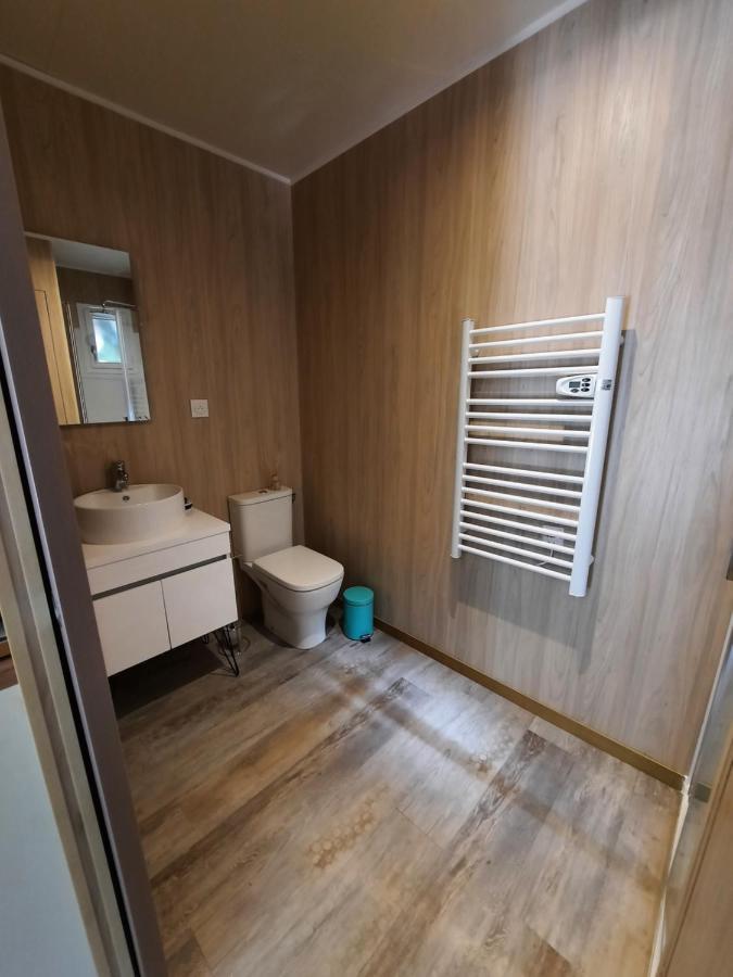 Le Lodge Des Chenes Brousses-et-Villaret Bagian luar foto