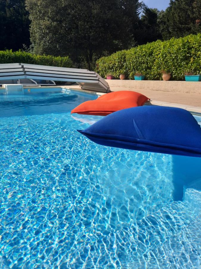 Le Lodge Des Chenes Brousses-et-Villaret Bagian luar foto