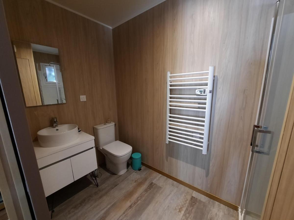 Le Lodge Des Chenes Brousses-et-Villaret Bagian luar foto