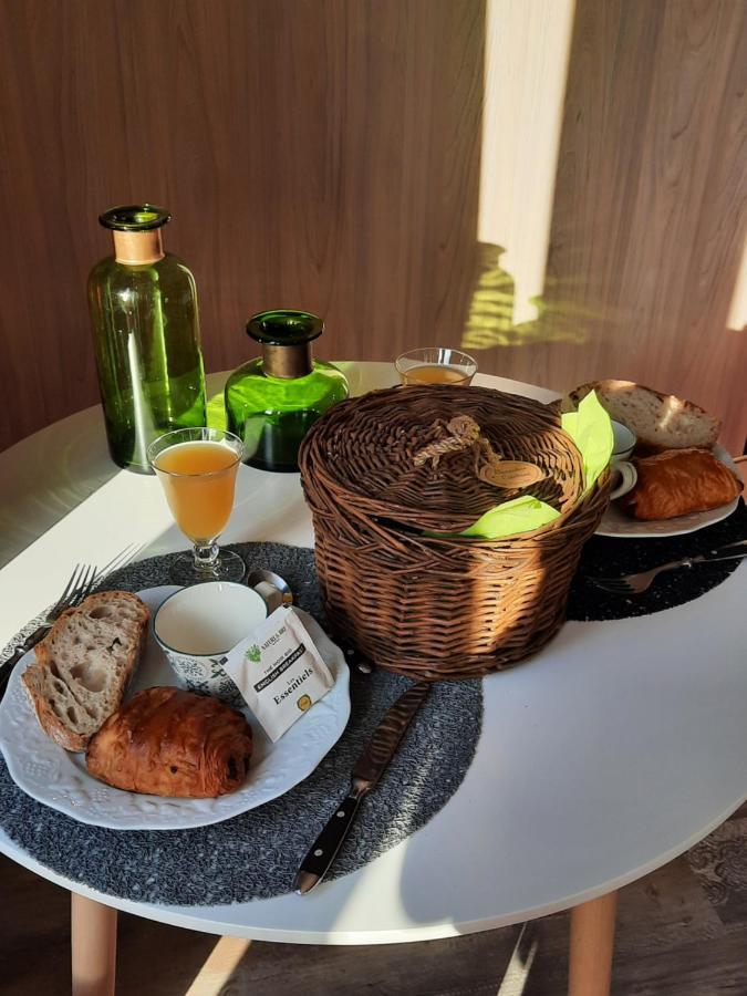 Le Lodge Des Chenes Brousses-et-Villaret Bagian luar foto