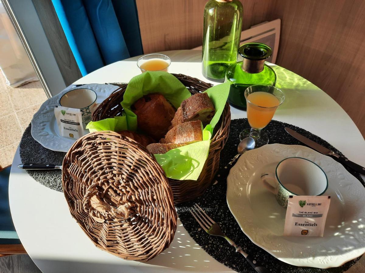 Le Lodge Des Chenes Brousses-et-Villaret Bagian luar foto