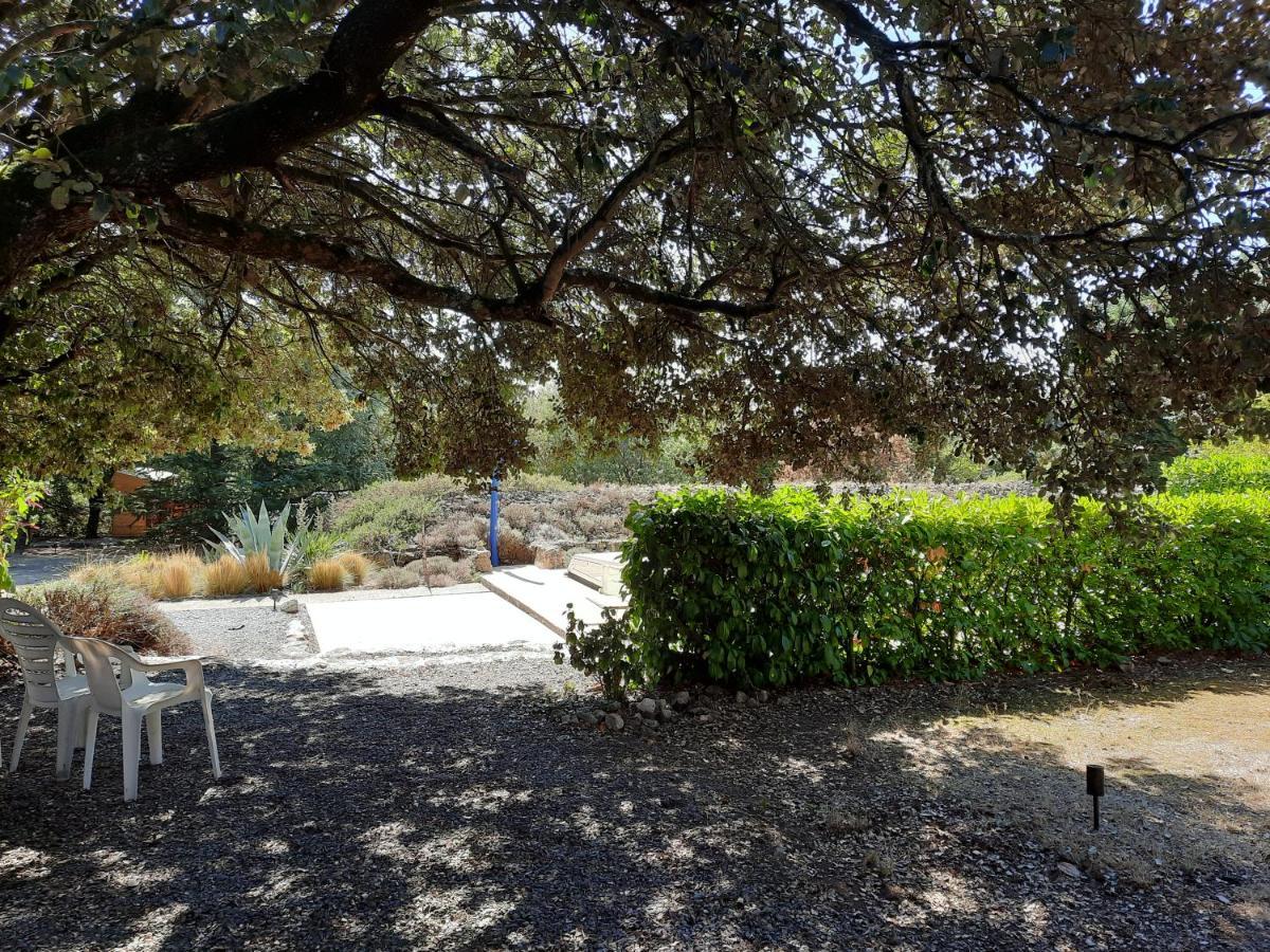 Le Lodge Des Chenes Brousses-et-Villaret Bagian luar foto