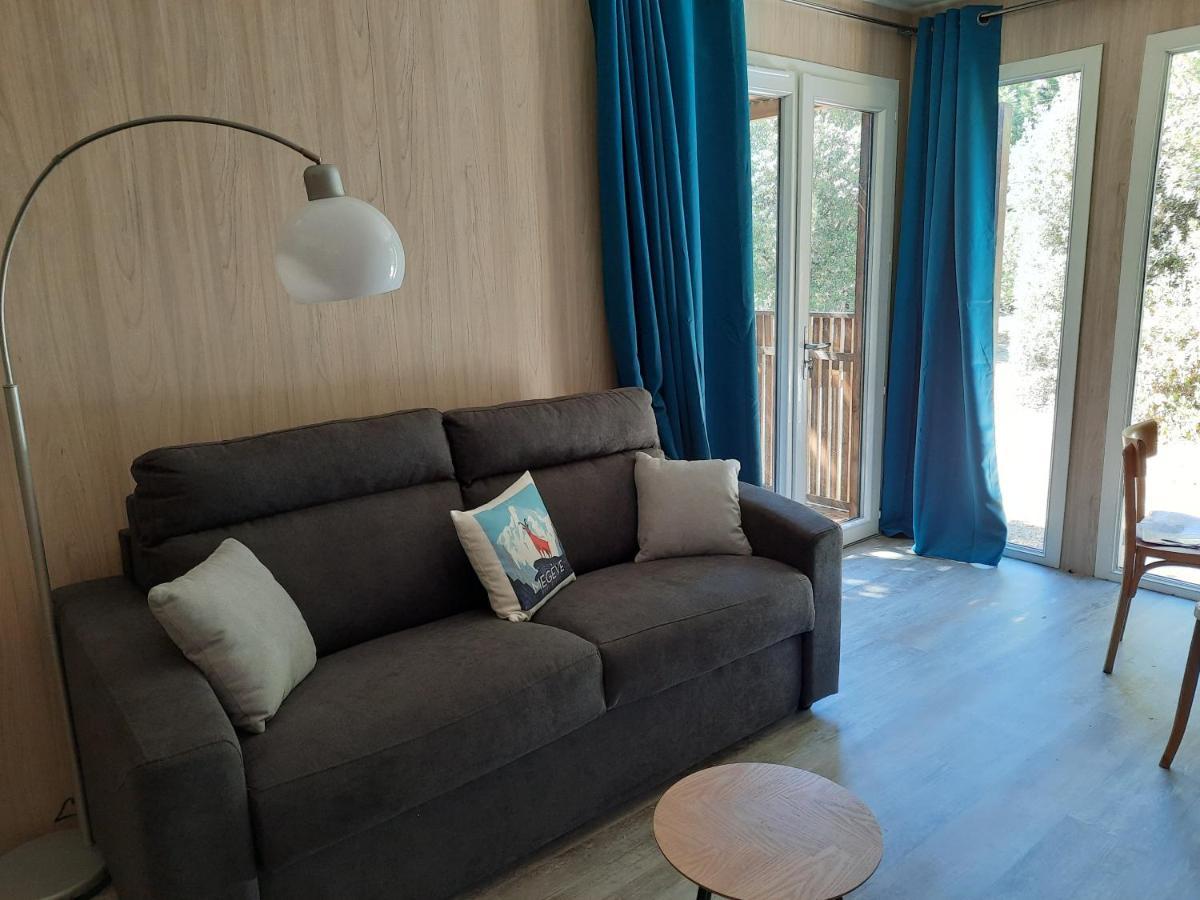Le Lodge Des Chenes Brousses-et-Villaret Bagian luar foto