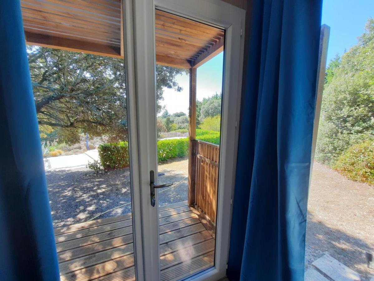 Le Lodge Des Chenes Brousses-et-Villaret Bagian luar foto