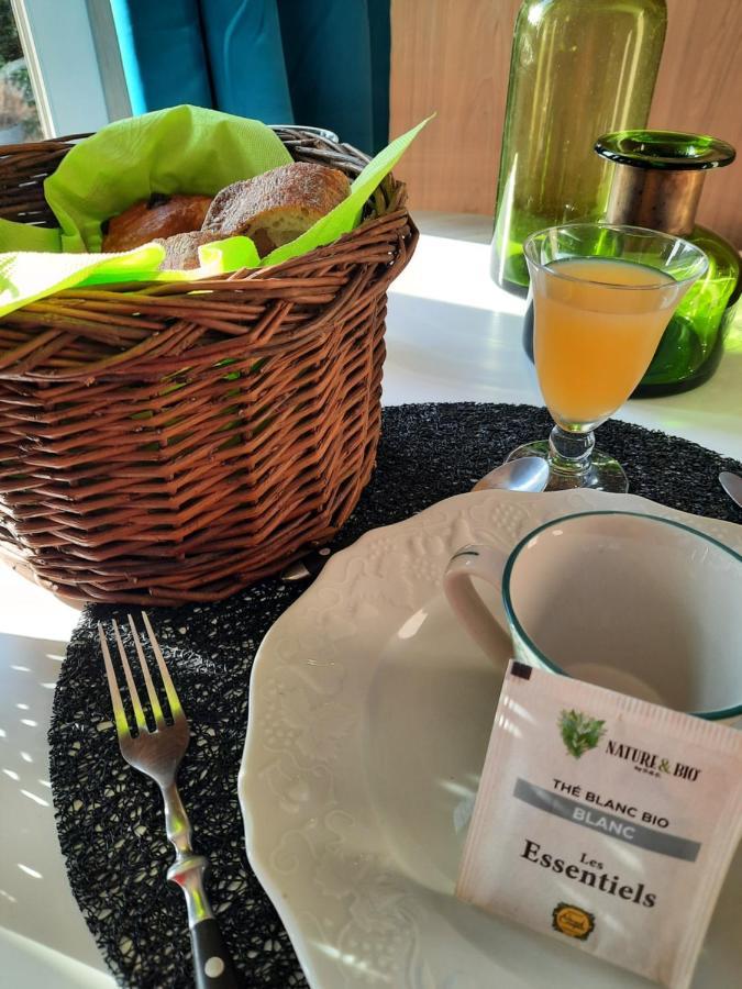 Le Lodge Des Chenes Brousses-et-Villaret Bagian luar foto