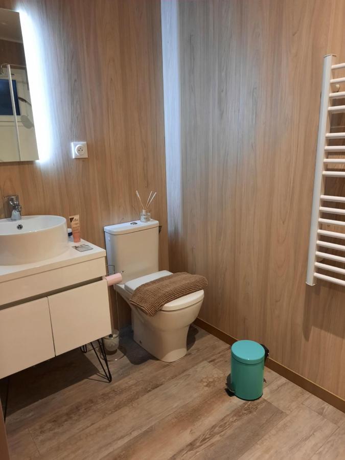 Le Lodge Des Chenes Brousses-et-Villaret Bagian luar foto