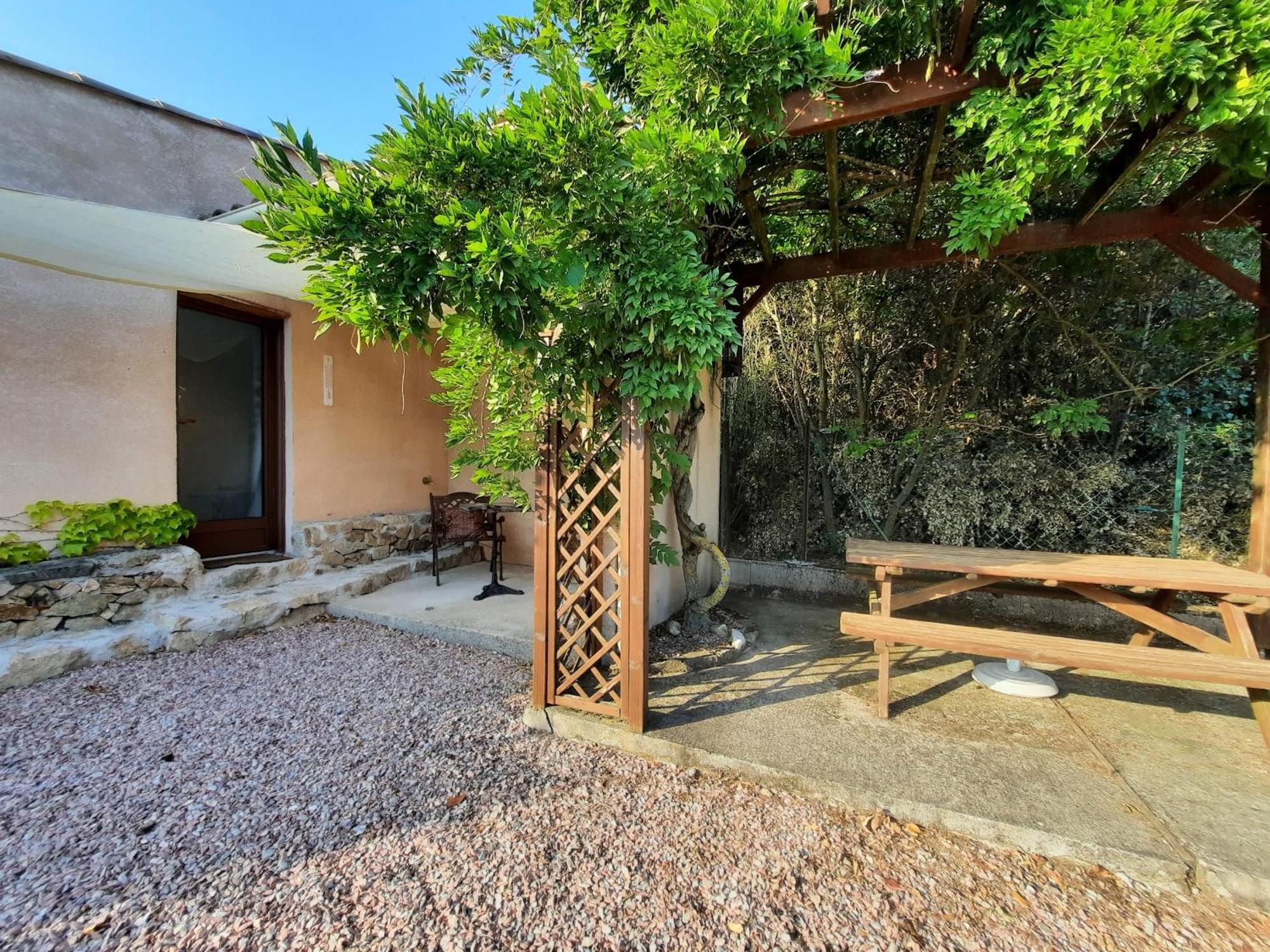 Le Lodge Des Chenes Brousses-et-Villaret Bagian luar foto