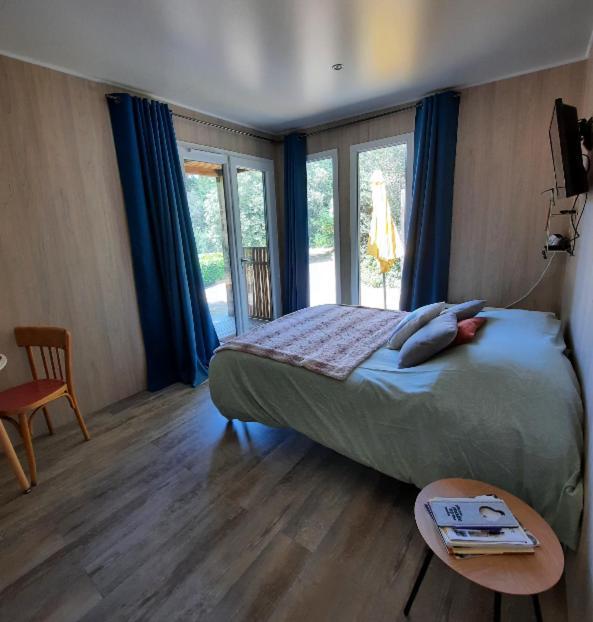 Le Lodge Des Chenes Brousses-et-Villaret Bagian luar foto